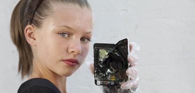 Ellie Stanborough zeigt den xplodierten iPod touch (Bild: Steve Morgan/The Times)